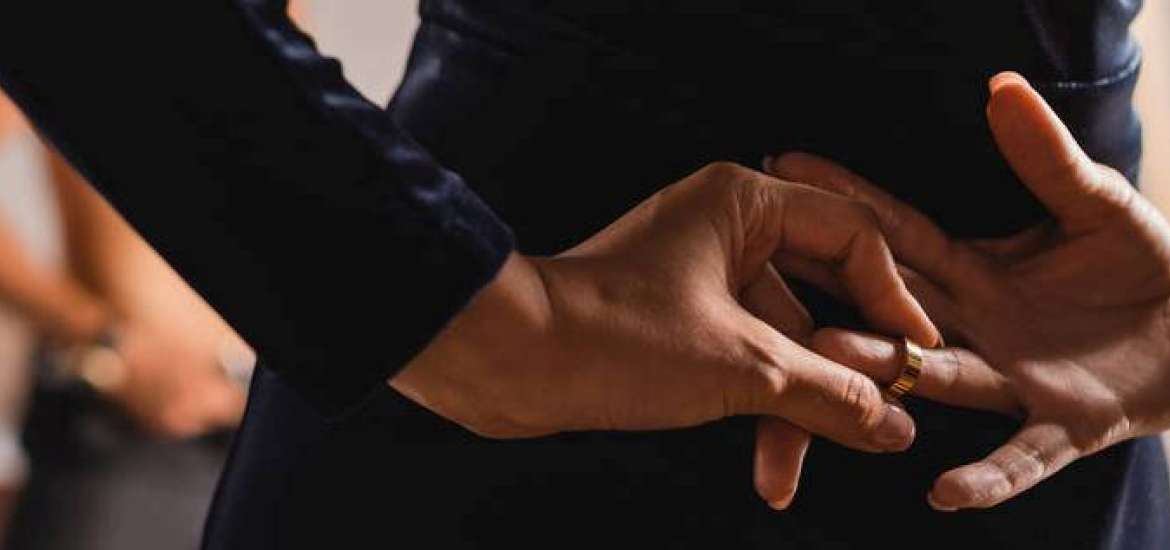 Για ποιο λόγο θα σε απατήσει με βάση το ζώδιο του;