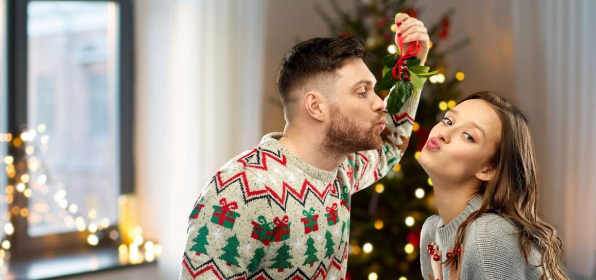 Κάτω από το Γκι: Πώς φιλά κάθε ζώδιο τα Χριστούγεννα;