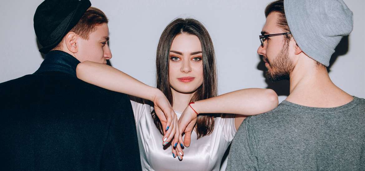 Ποια ζώδια επιλέγουν εύκολα το τρίτο πρόσωπο;