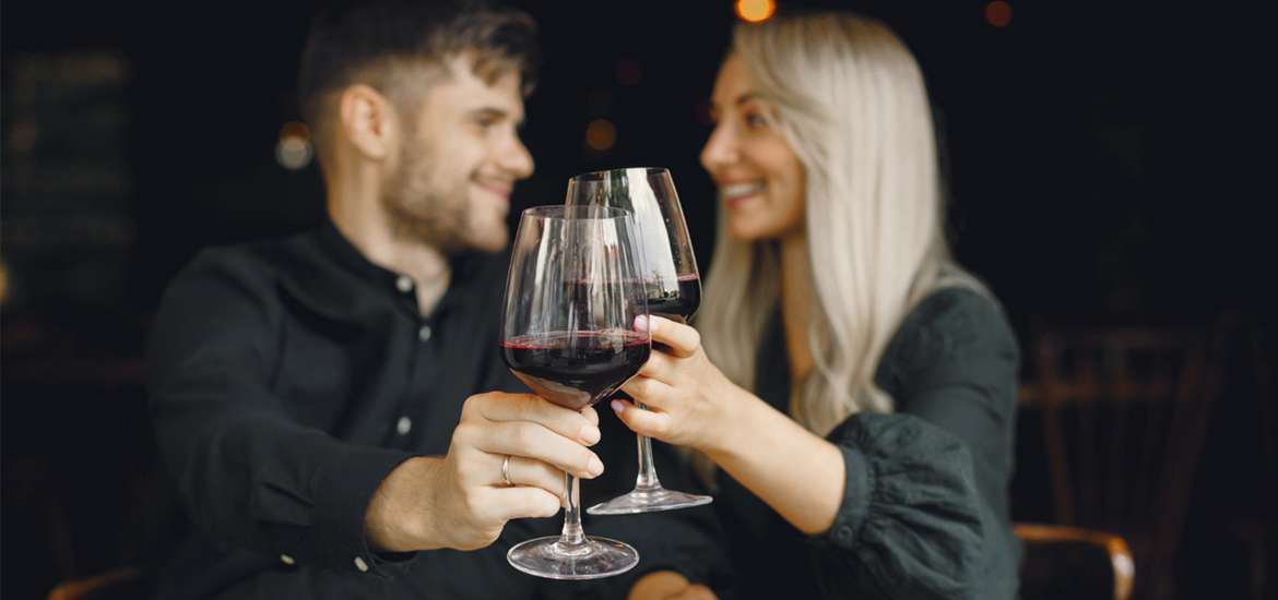 Ζώδια άντρες: Πώς να την πλησιάσεις για να την κερδίσεις.