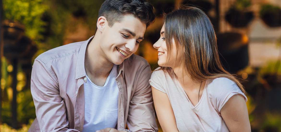 Ζώδια: Πώς θα καταλάβεις ότι σε φλερτάρει ο φίλος του;