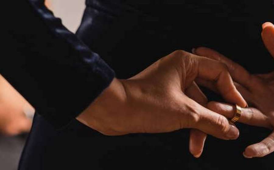 Για ποιο λόγο θα σε απατήσει με βάση το ζώδιο του;