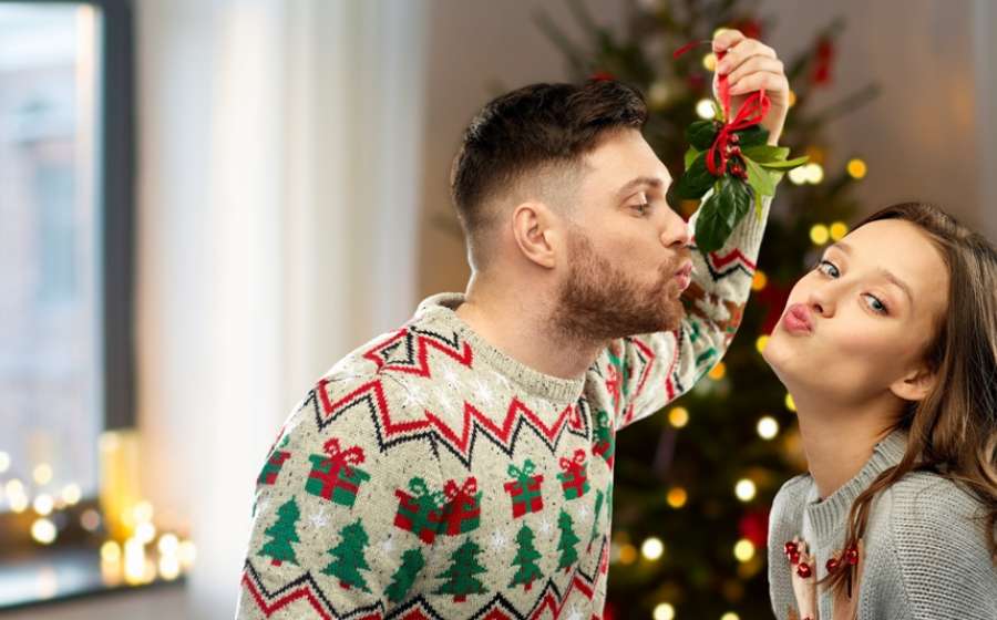 Κάτω από το Γκι: Πώς φιλά κάθε ζώδιο τα Χριστούγεννα;