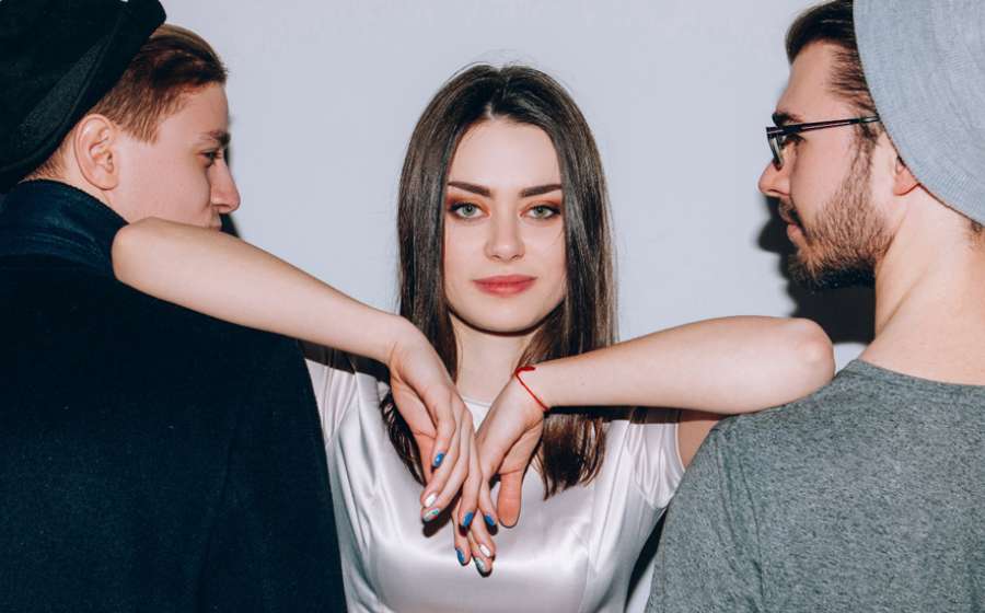 Ποια ζώδια επιλέγουν εύκολα το τρίτο πρόσωπο;