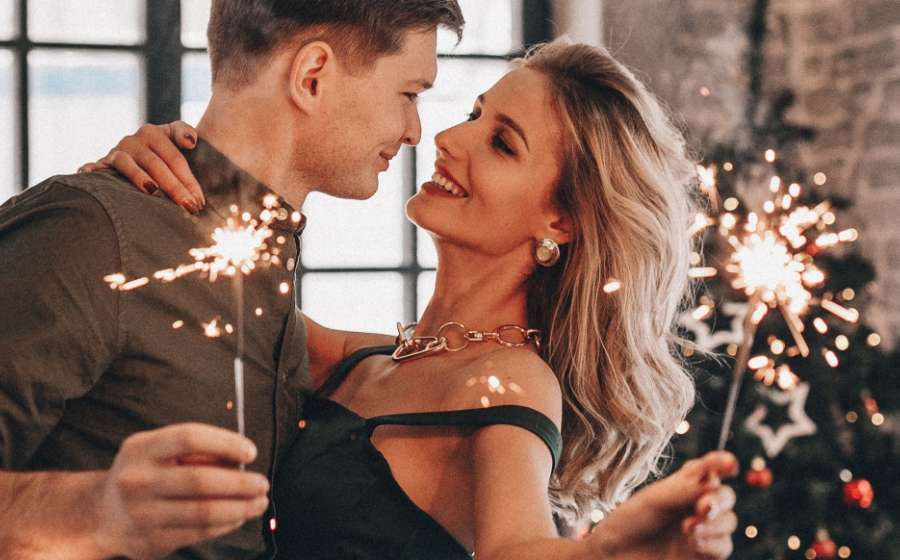 Τα πιο καυτά ζωδιακά ζευγάρια των Χριστουγέννων.