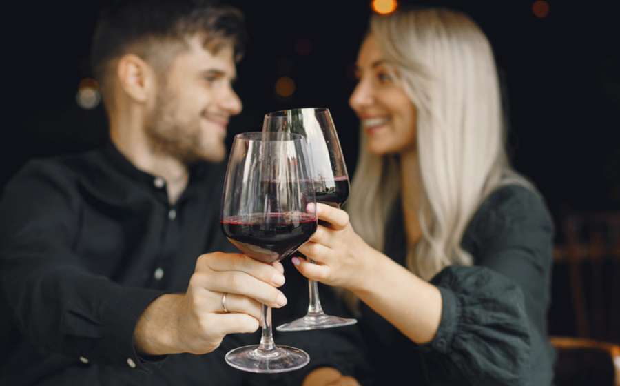 Ζώδια άντρες: Πώς να την πλησιάσεις για να την κερδίσεις.