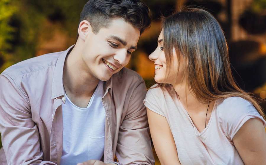 Ζώδια: Πώς θα καταλάβεις ότι σε φλερτάρει ο φίλος του;